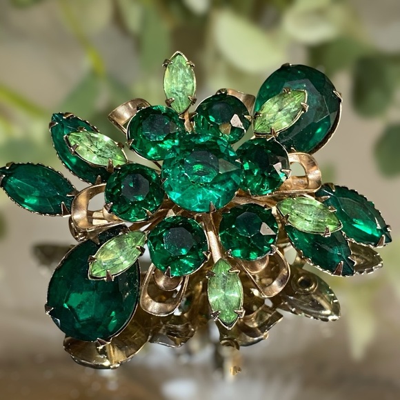 Vintage Emerald Green Rhinestone Brooch Layered Gold Setting Tear Drop Marquise - Picture 4 of 8